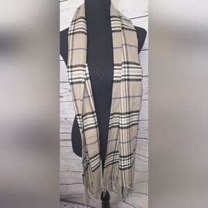 NWT Roundtree & Yorke Plaid Scarf in Cream and Black NWT #1680